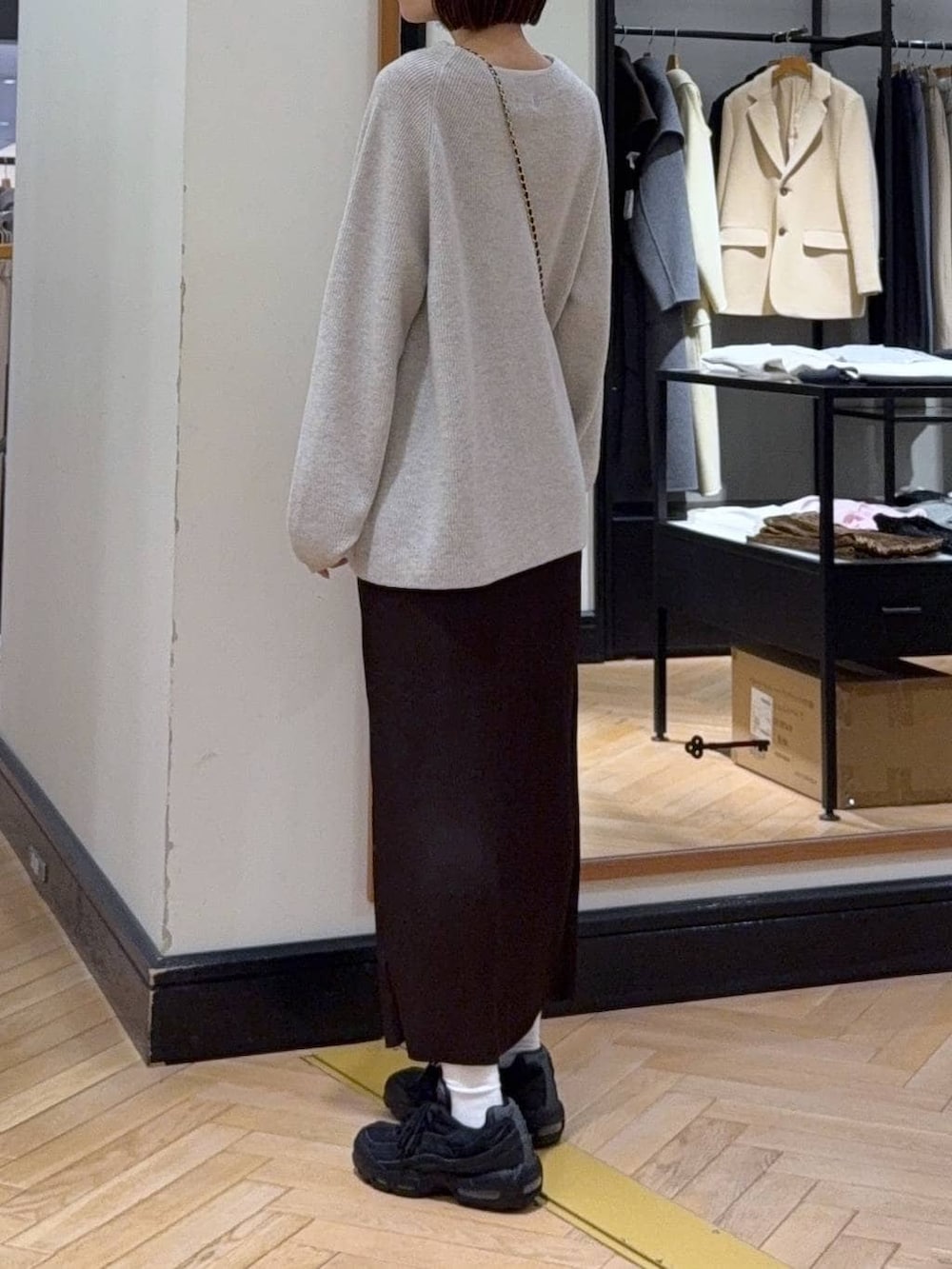 グレー系のニット/セーター、ブラウン系のスカートを着用したレディースの冬コーディネートの4枚目の写真