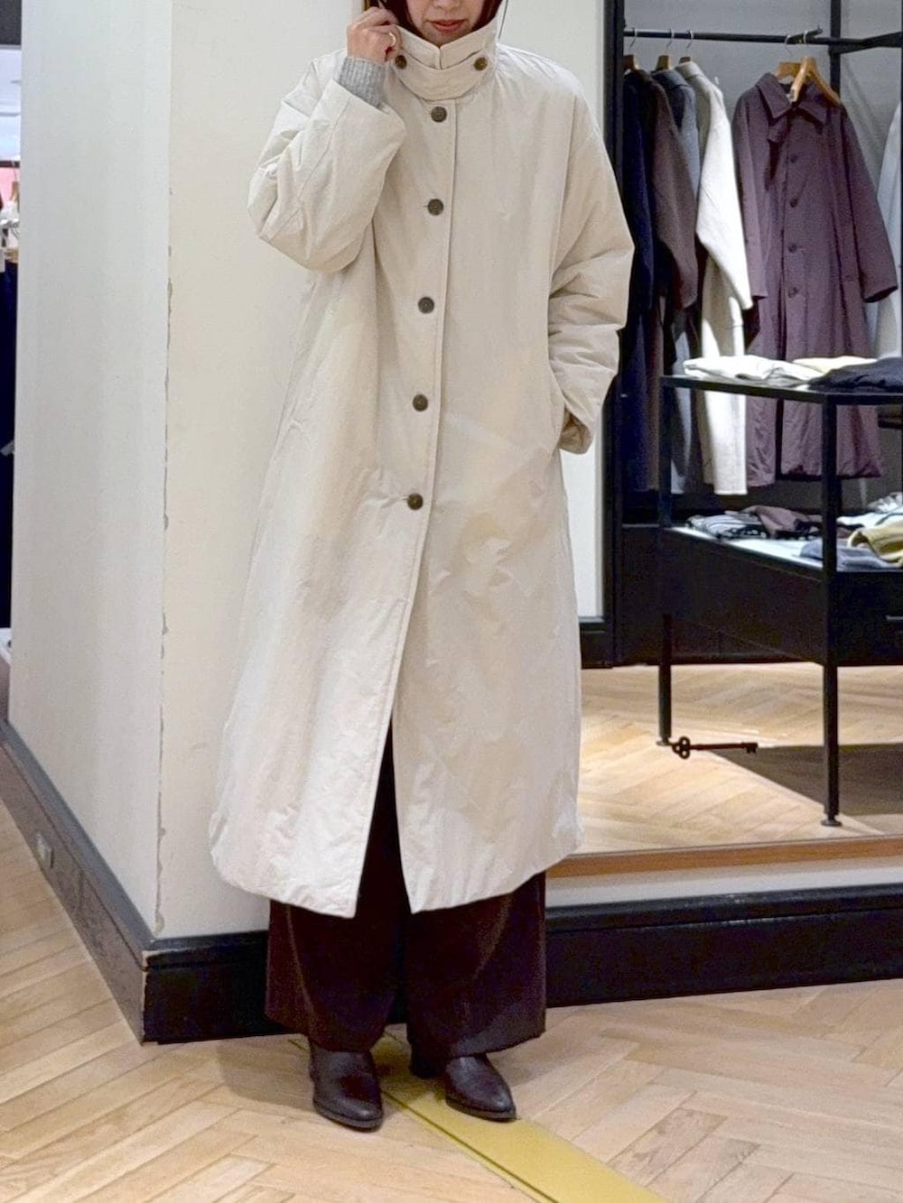 ブラック系のブーツ、グレー系のニット/セーター、ブラウン系のスラックスを着用したレディースの冬コーディネートの4枚目の写真