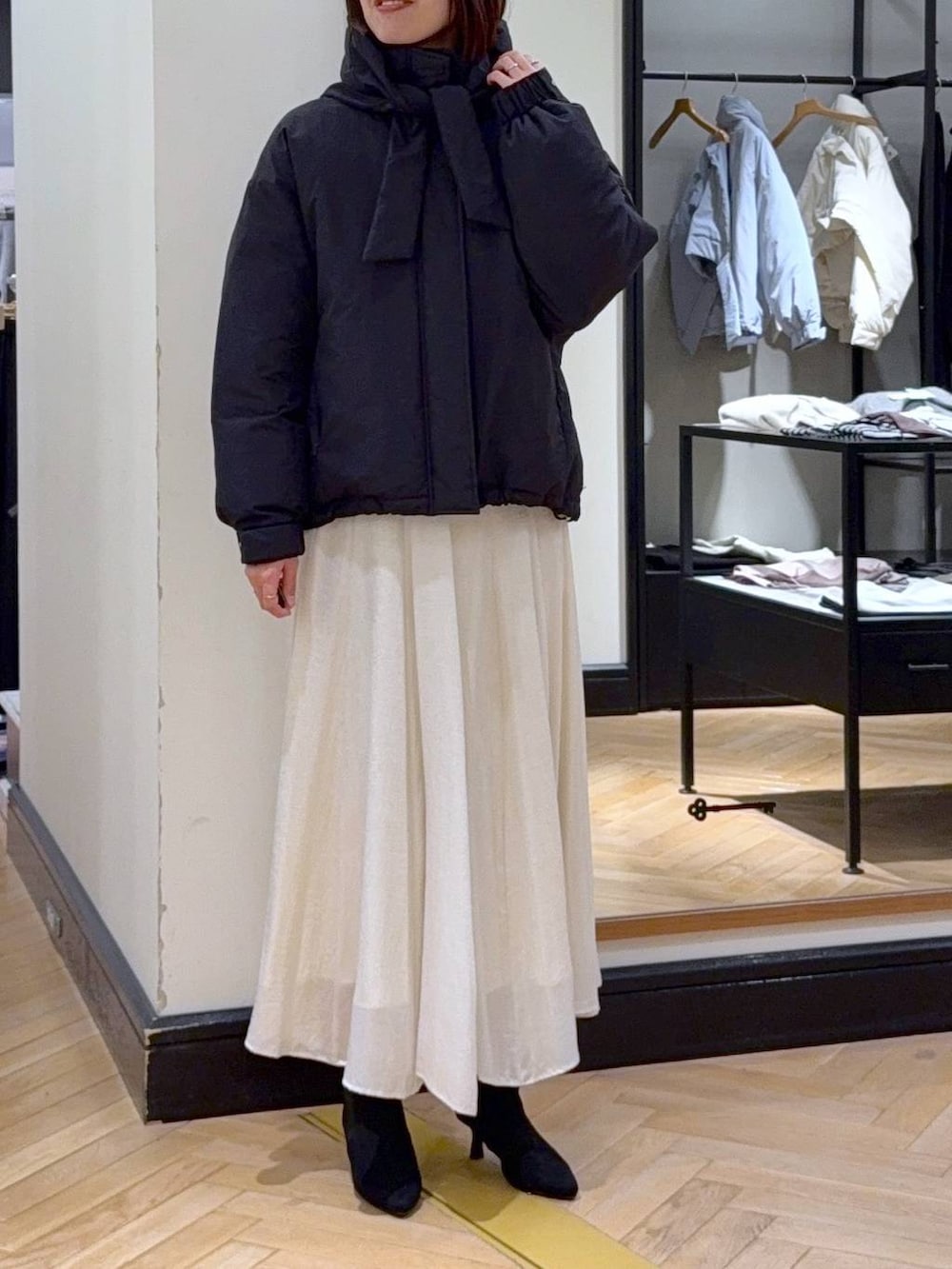 ブラウン系のニット/セーター、ブラック系のブルゾン、ブラック系のブーツを着用したレディースの秋コーディネートの6枚目の写真