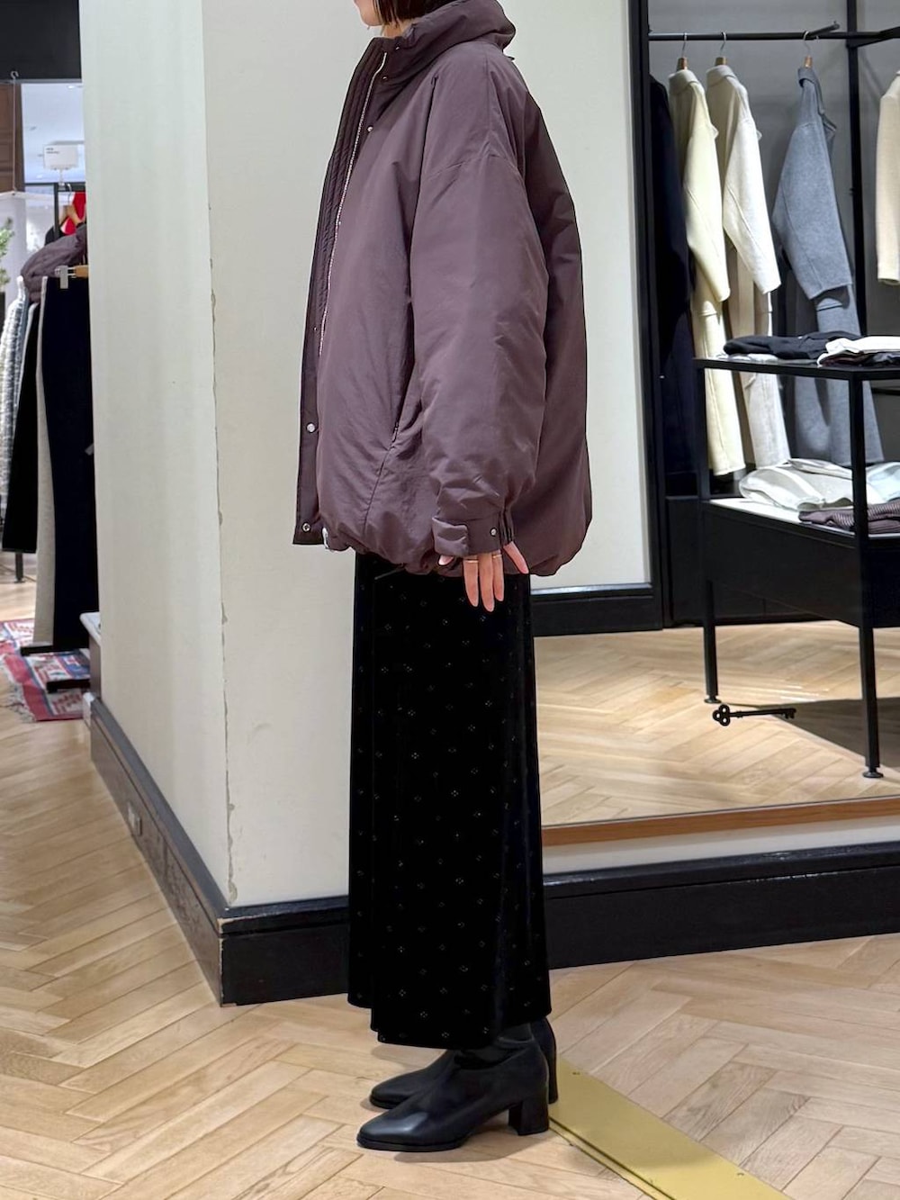 ブラック系のブーツ、ブラウン系のブルゾン、グレー系のニット/セーターを着用したレディースの冬コーディネートの2枚目の写真