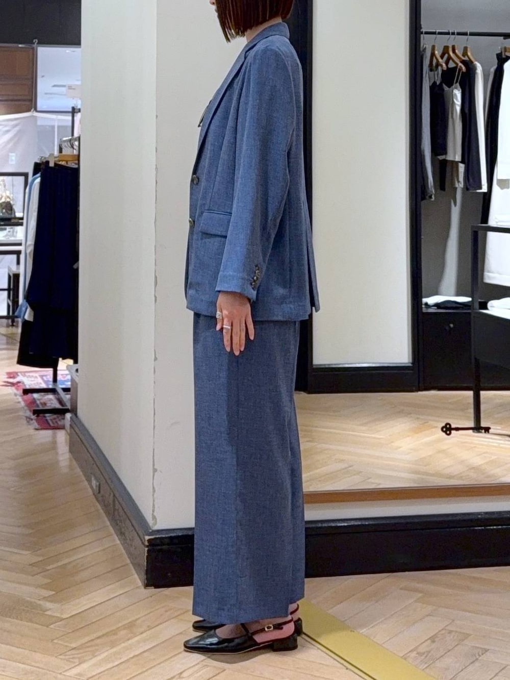ブルー系のノーカラージャケット、ブルー系のその他パンツ、ブラック系のパンプスを着用したレディースの春コーディネートの3枚目の写真