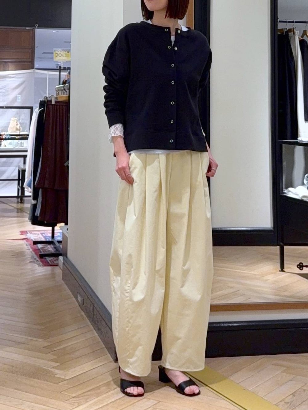 ブラック系のショルダーバッグ、ブルー系のTシャツ/カットソー、ブラック系のサンダルを着用したレディースの春コーディネートの2枚目の写真