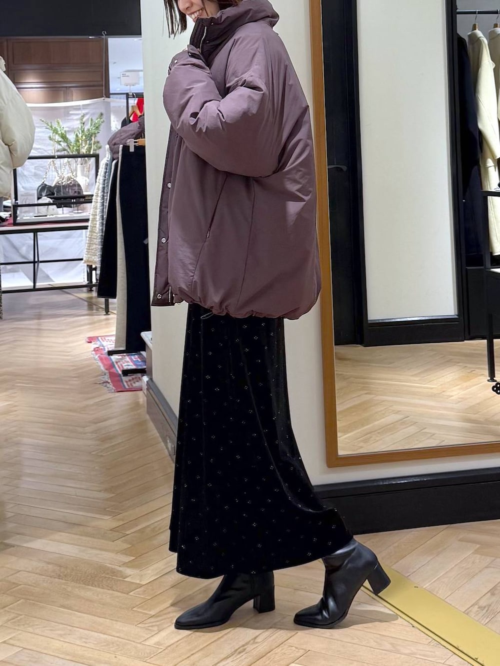 ブラック系のブーツ、ブラウン系のブルゾン、グレー系のニット/セーターを着用したレディースの冬コーディネートの3枚目の写真