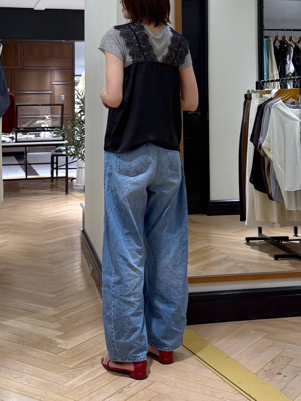 ブルー系のデニムパンツ、レッド系のサンダル、グレー系のTシャツ/カットソーを着用したレディースの夏コーディネートの3枚目の写真
