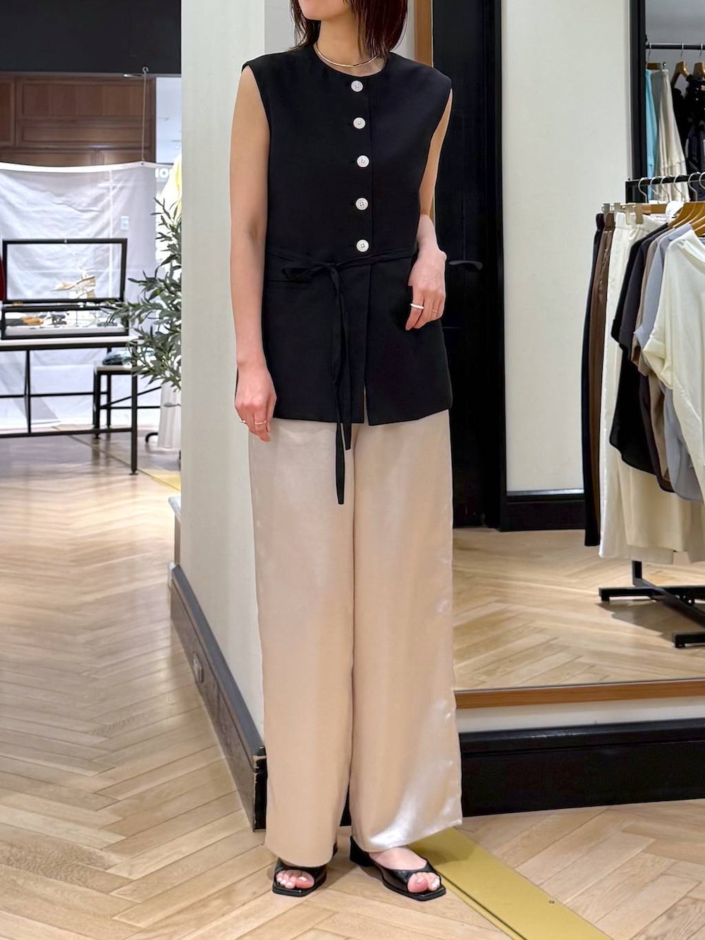 ホワイト系のトートバッグ、ブラック系のパンプス、ホワイト系のその他パンツを着用したレディースの夏コーディネートの2枚目の写真