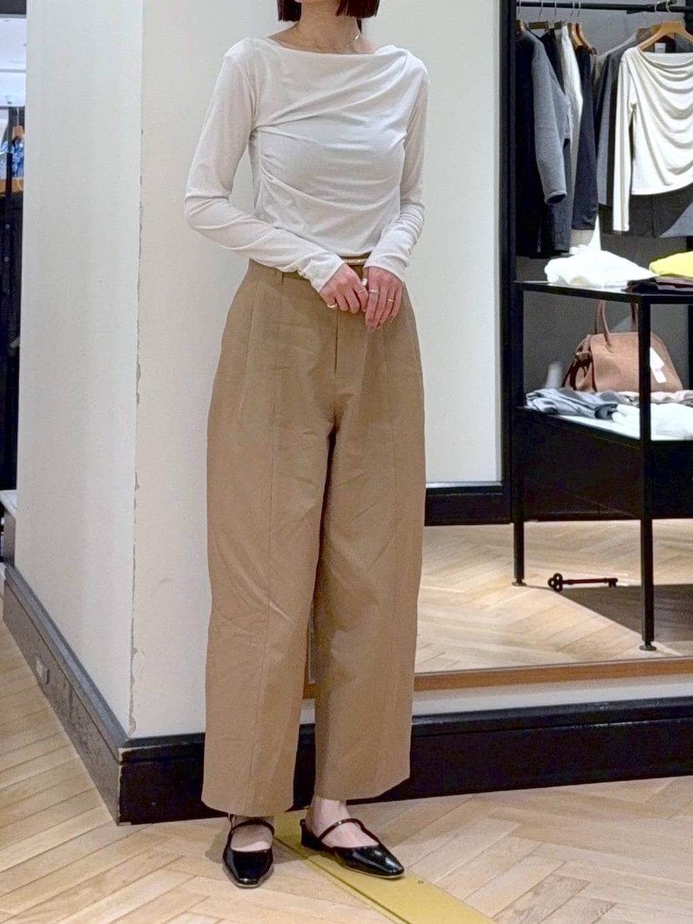 ブルー系のデニムパンツ、ブラック系のブルゾン、ブラウン系のパンプスを着用したレディースの春コーディネートの2枚目の写真