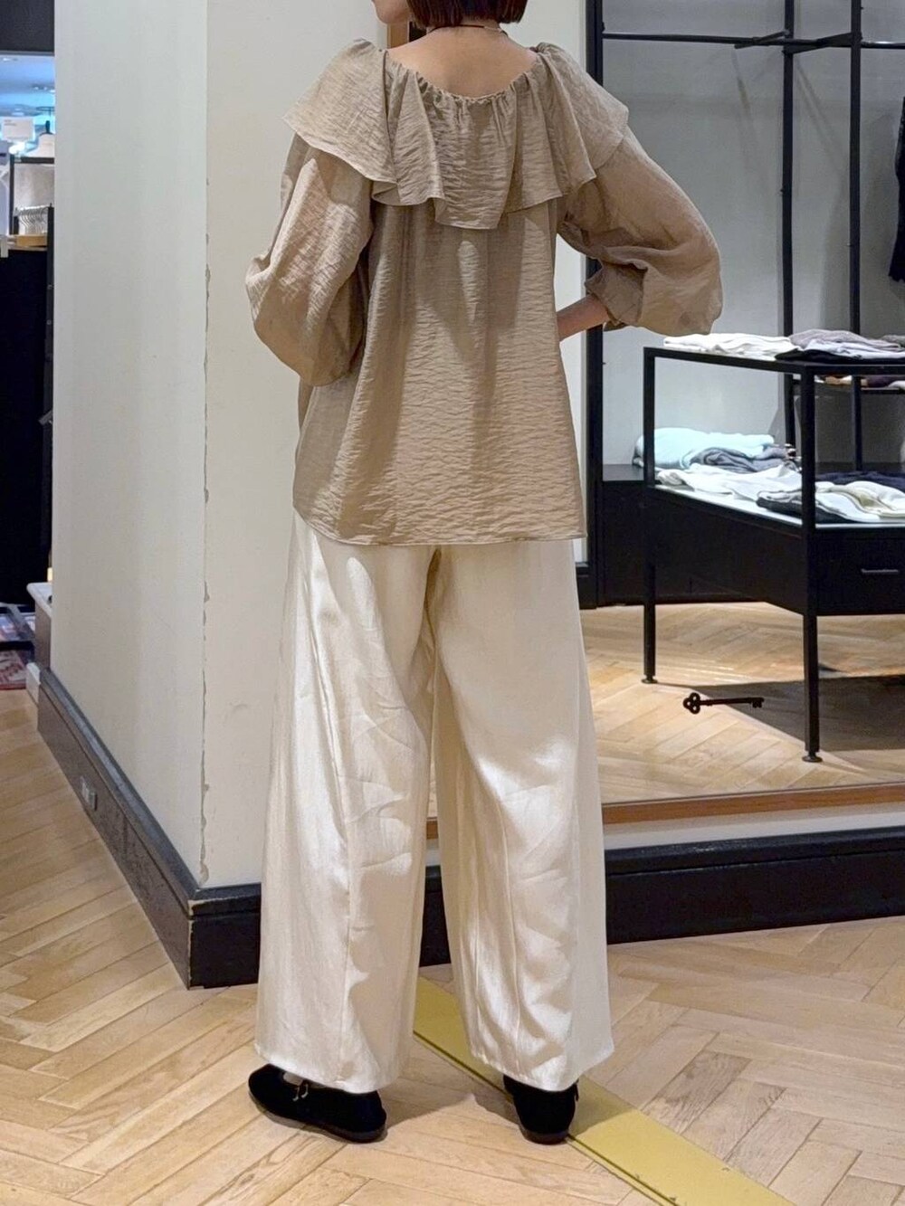 ホワイト系のその他パンツ、ブラック系のバレエシューズ、ブラック系のショルダーバッグを着用したレディースの秋コーディネートの5枚目の写真