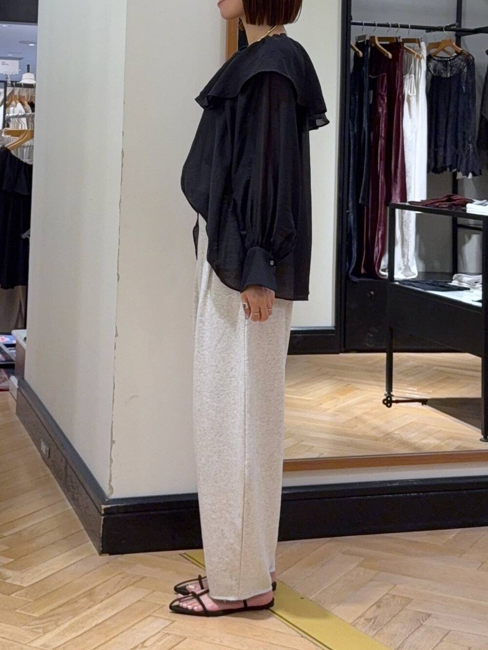 ブラウン系のサンダル、ブラック系のシャツ/ブラウス、グレー系のスウェットパンツを着用したレディースの夏コーディネートの4枚目の写真