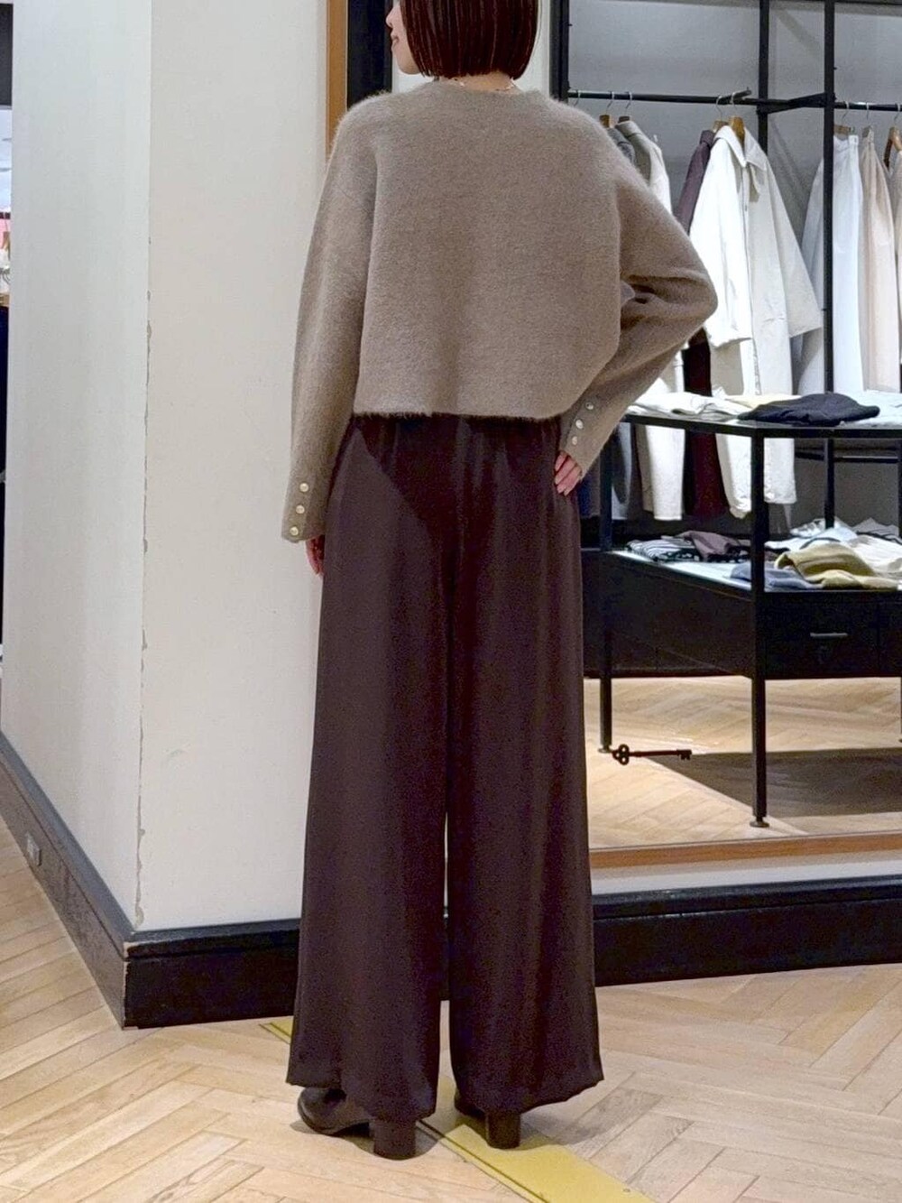 ブラウン系のブーツ、イエロー系のカーディガン/ボレロ、ブラウン系のスラックスを着用したレディースの秋コーディネートの4枚目の写真