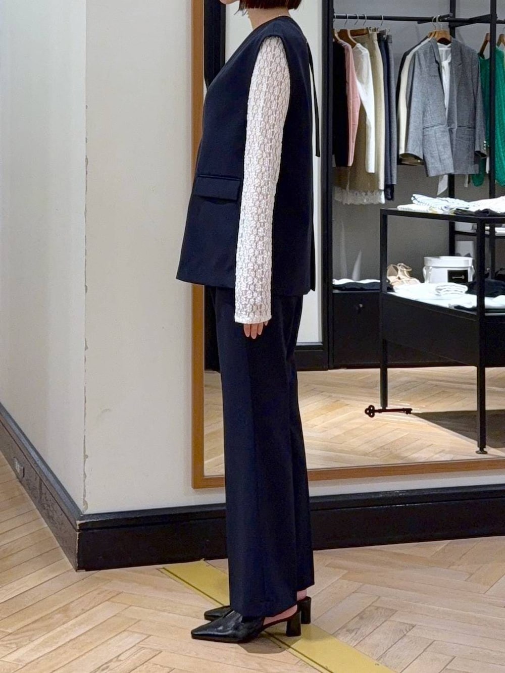 ホワイト系のTシャツ/カットソー、ブルー系のスーツセット、ブラック系のショルダーバッグを着用したレディースの冬コーディネートの3枚目の写真