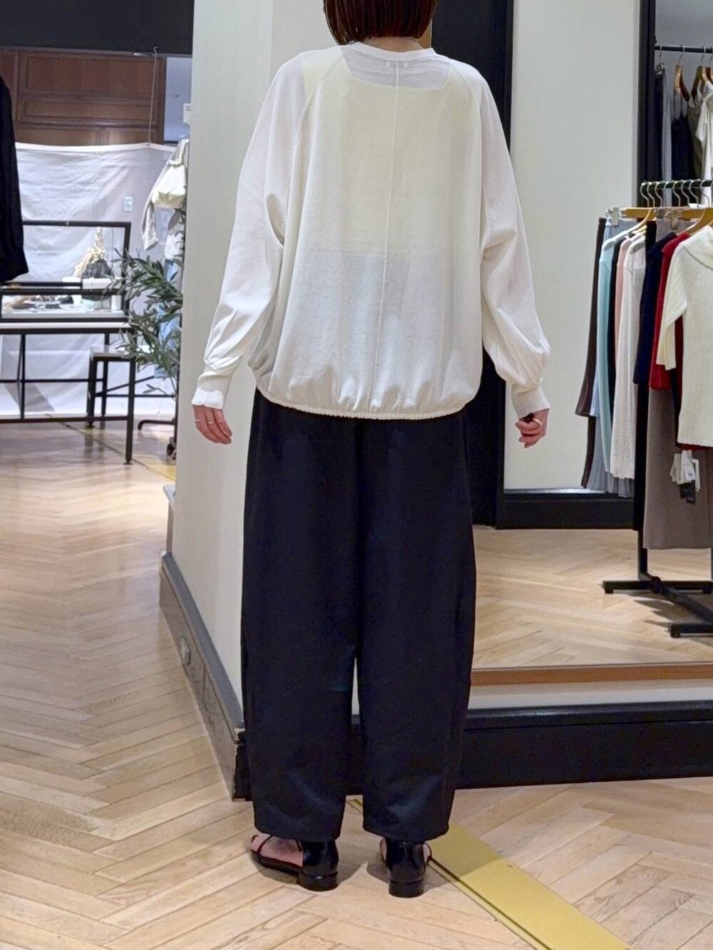 ホワイト系のカーディガン/ボレロ、イエロー系のタンクトップ、ブラック系のショルダーバッグを着用したレディースの春コーディネートの5枚目の写真