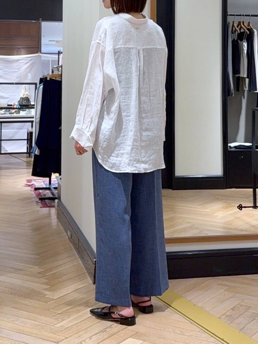 ホワイト系のシャツ/ブラウス、ブルー系のその他パンツ、ブラック系のパンプスを着用したレディースの春コーディネートの3枚目の写真