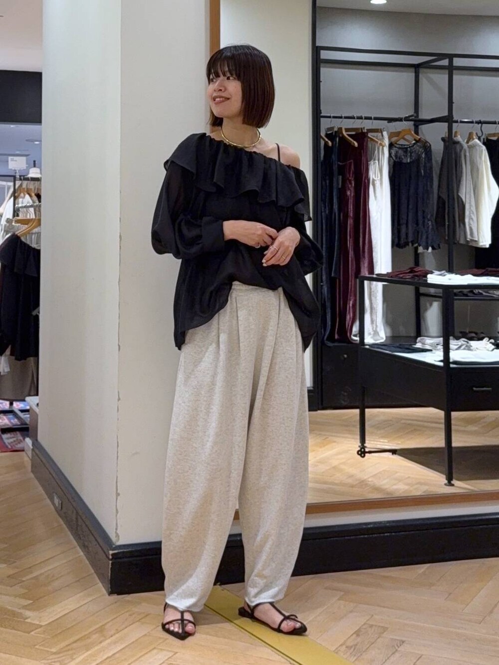 ブラウン系のサンダル、ブラック系のシャツ/ブラウス、グレー系のスウェットパンツを着用したレディースの夏コーディネートの2枚目の写真