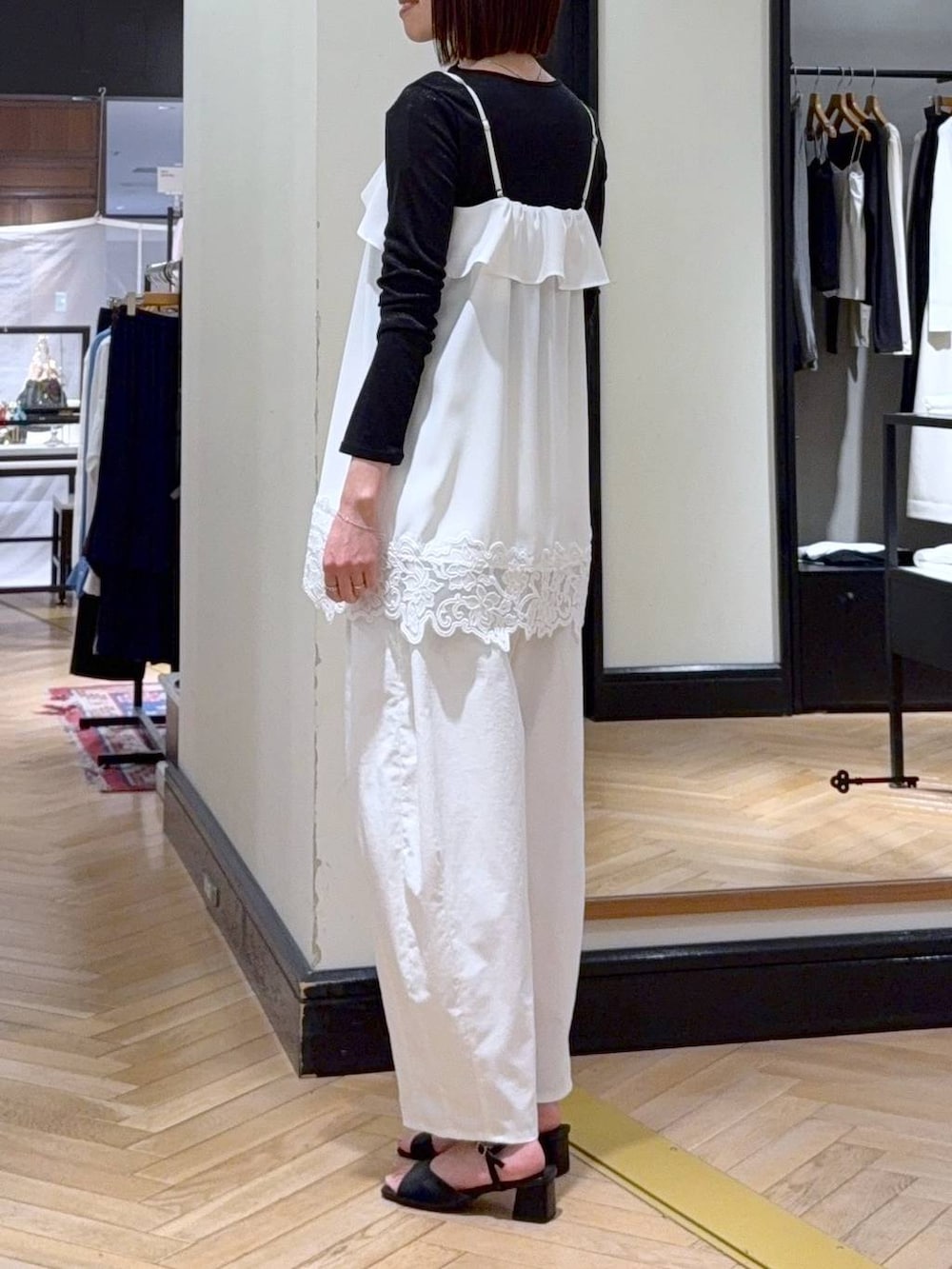 ブラック系のTシャツ/カットソー、グリーン系のショルダーバッグ、ホワイト系のキャミソールを着用したレディースの春コーディネートの4枚目の写真