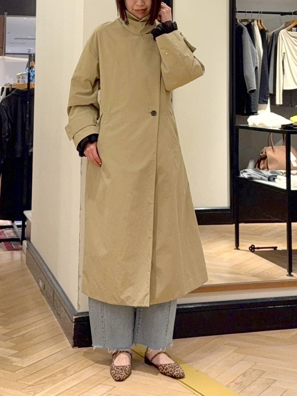 ブルー系のデニムパンツ、ブラウン系のショルダーバッグ、ベージュ系のその他アウターを着用したレディースの春コーディネートの7枚目の写真