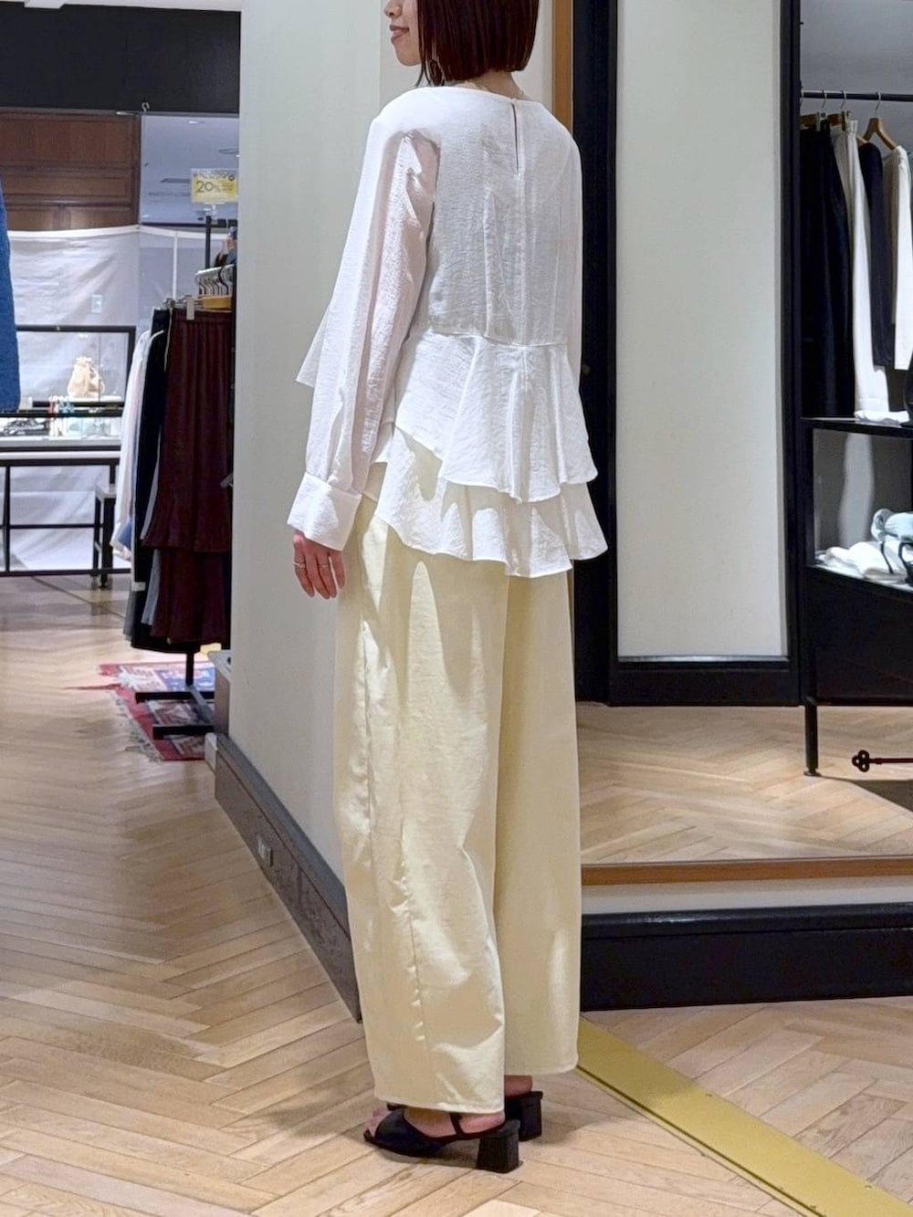 ブラック系のショルダーバッグ、ホワイト系のシャツ/ブラウス、ブラック系のサンダルを着用したレディースの春コーディネートの3枚目の写真