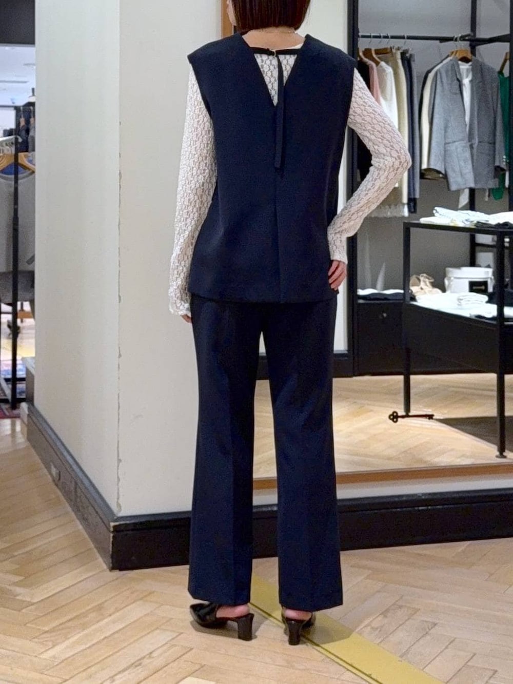 ホワイト系のTシャツ/カットソー、ブルー系のスーツセット、ブラック系のショルダーバッグを着用したレディースの冬コーディネートの5枚目の写真