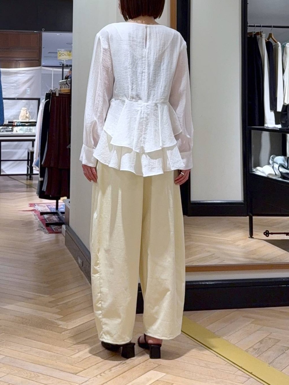 ブラック系のショルダーバッグ、ホワイト系のシャツ/ブラウス、ブラック系のサンダルを着用したレディースの春コーディネートの4枚目の写真