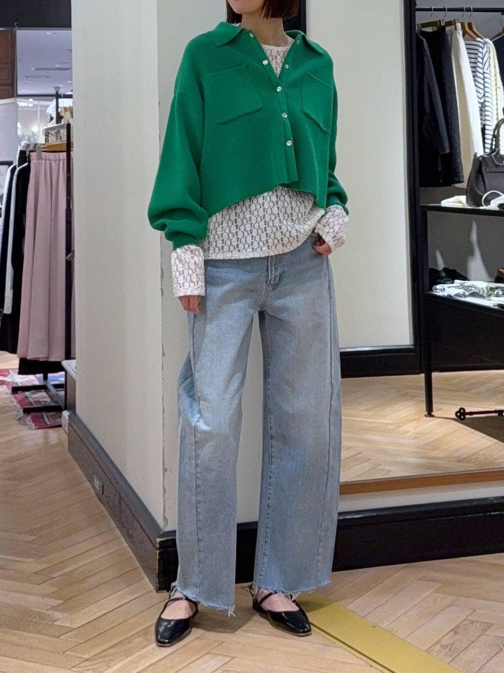 ホワイト系のTシャツ/カットソー、ブラック系のショルダーバッグ、ブルー系のデニムパンツを着用したレディースの冬コーディネートの5枚目の写真