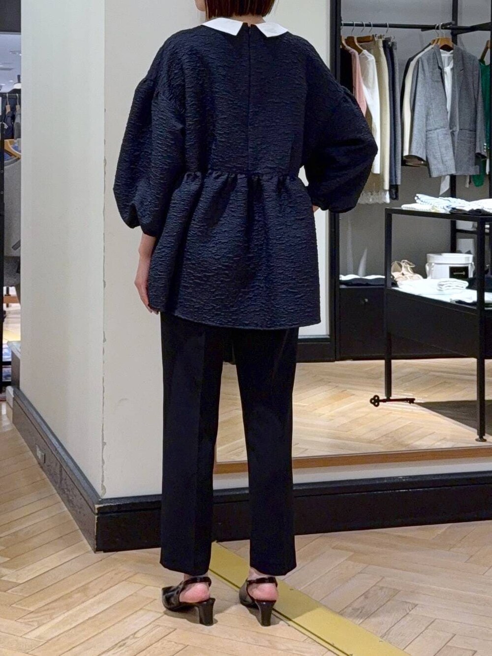 ブラック系のショルダーバッグ、ブルー系のスーツセット、ブラック系のその他シューズを着用したレディースの冬コーディネートの5枚目の写真