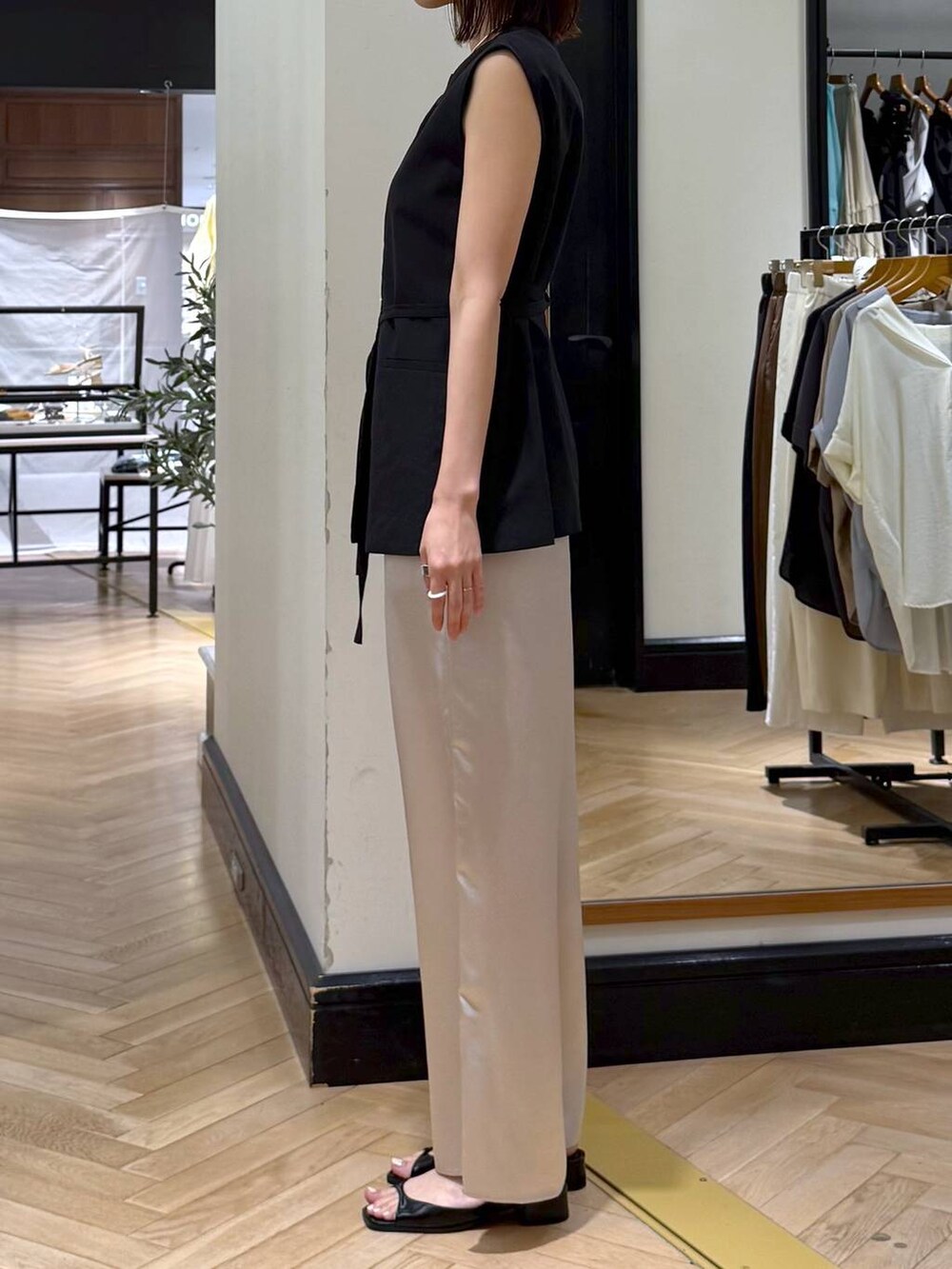 ホワイト系のトートバッグ、ブラック系のパンプス、ホワイト系のその他パンツを着用したレディースの夏コーディネートの3枚目の写真