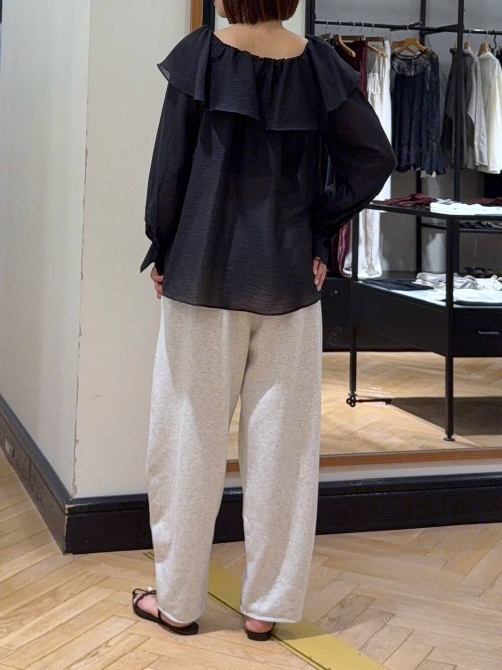 ブラウン系のサンダル、ブラック系のシャツ/ブラウス、グレー系のスウェットパンツを着用したレディースの夏コーディネートの6枚目の写真