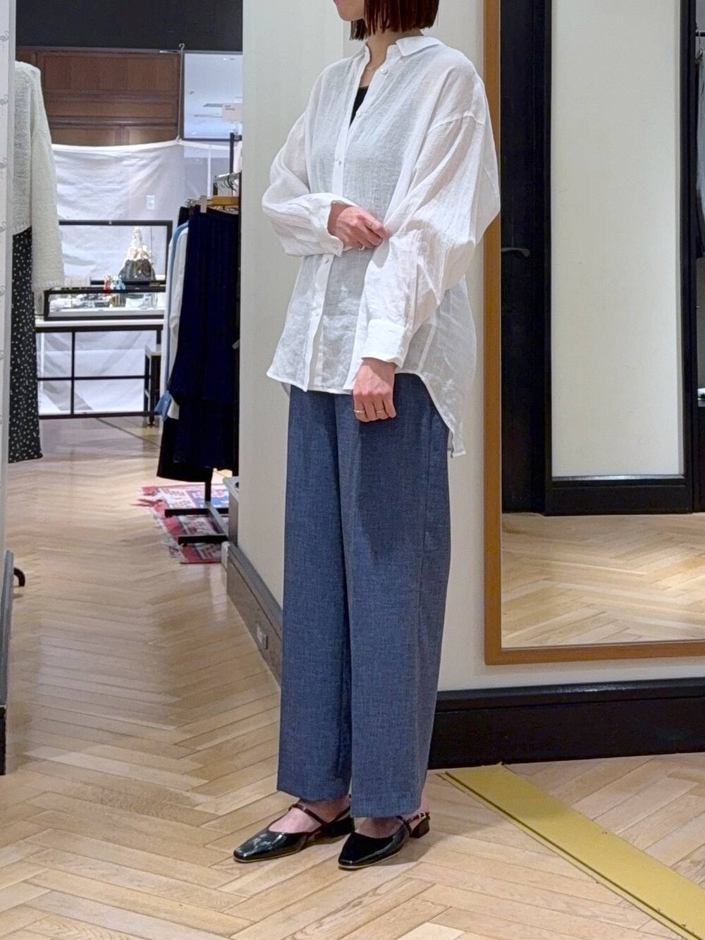 ホワイト系のシャツ/ブラウス、ブルー系のその他パンツ、ブラック系のパンプスを着用したレディースの春コーディネートの5枚目の写真