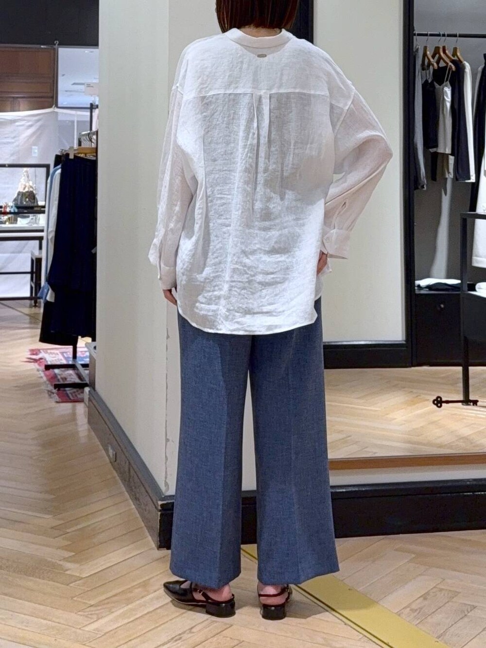 ホワイト系のシャツ/ブラウス、ブルー系のその他パンツ、ブラック系のパンプスを着用したレディースの春コーディネートの4枚目の写真