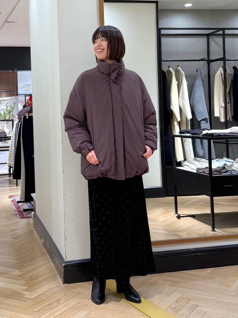 ブラック系のブーツ、ブラウン系のブルゾン、グレー系のニット/セーターを着用したレディースの冬コーディネートの5枚目の写真