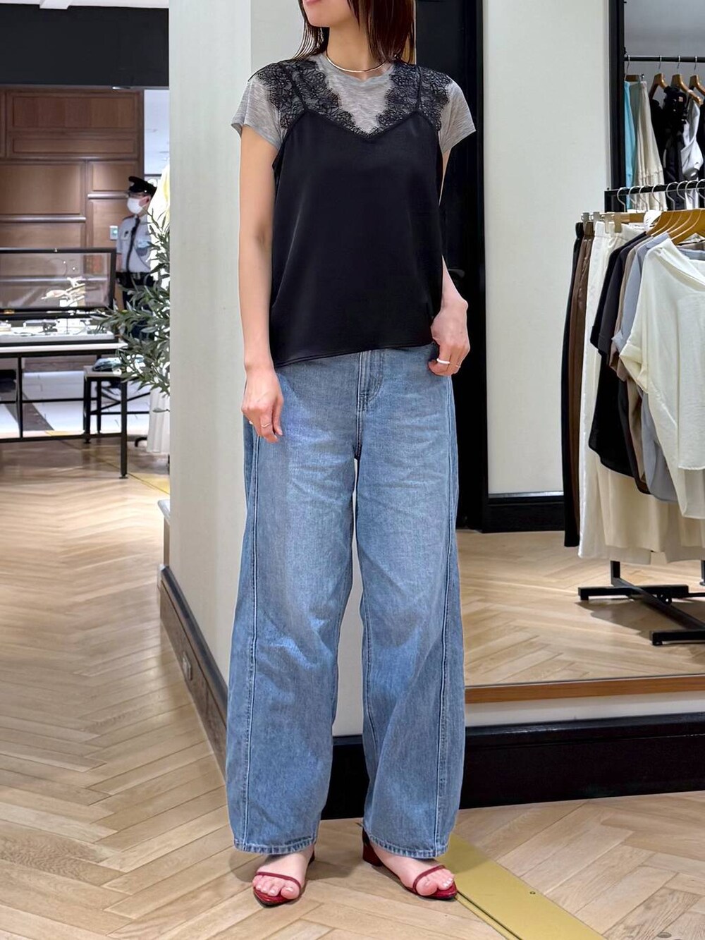 ブルー系のデニムパンツ、レッド系のサンダル、グレー系のTシャツ/カットソーを着用したレディースの夏コーディネートの2枚目の写真