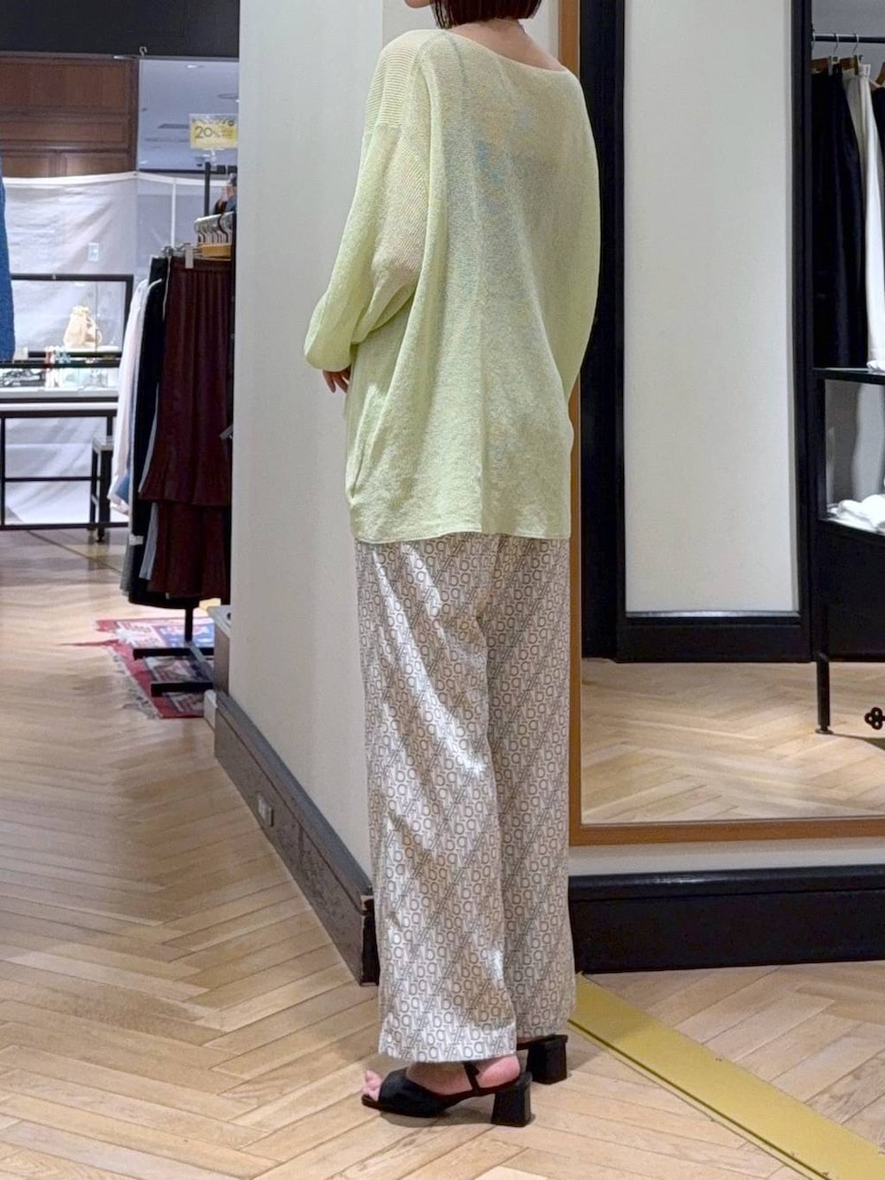 ブラック系のサンダル、ブラック系のショルダーバッグ、グリーン系のニット/セーターを着用したレディースの春コーディネートの3枚目の写真