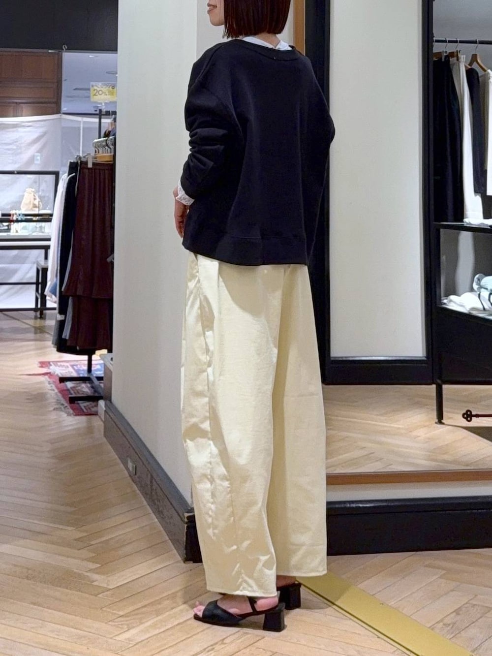 ブラック系のショルダーバッグ、ブルー系のTシャツ/カットソー、ブラック系のサンダルを着用したレディースの春コーディネートの4枚目の写真