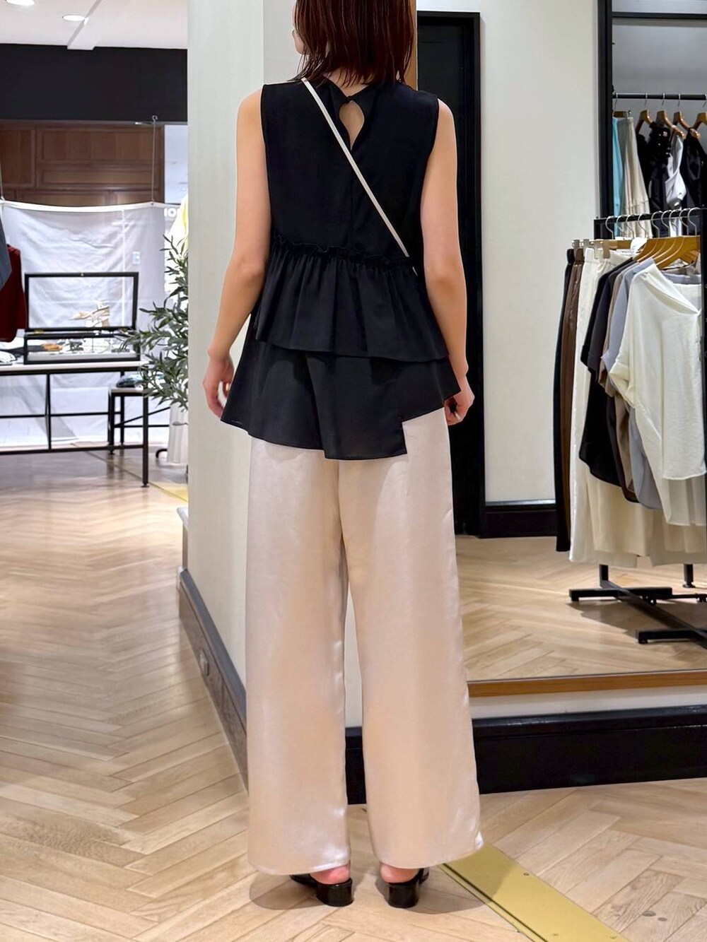 ブラック系のパンプス、ホワイト系のその他パンツ、ブラック系のシャツ/ブラウスを着用したレディースの夏コーディネートの3枚目の写真