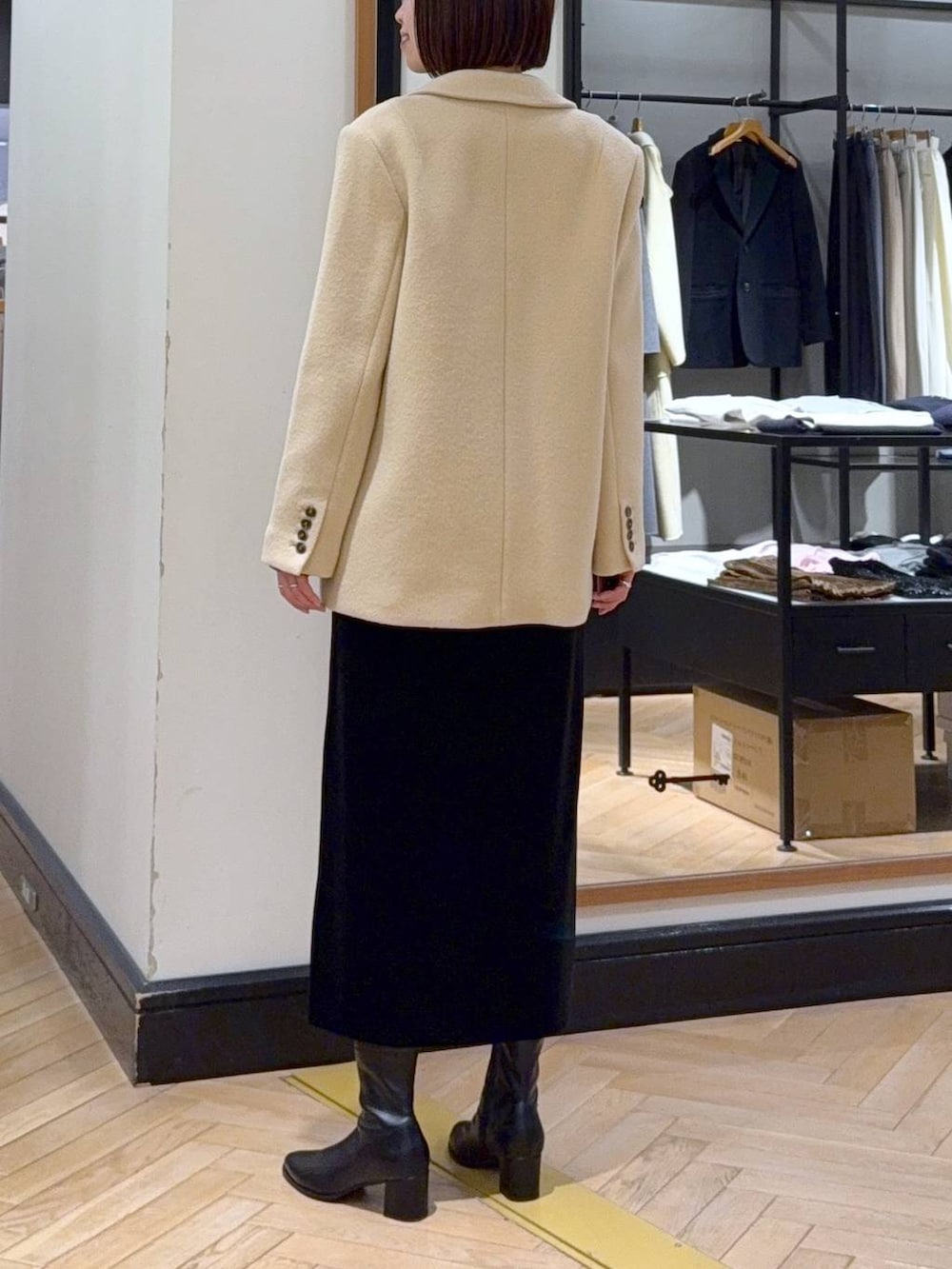 ブラック系のブーツ、ベージュ系のTシャツ/カットソー、ブラック系のショルダーバッグを着用したレディースの冬コーディネートの5枚目の写真