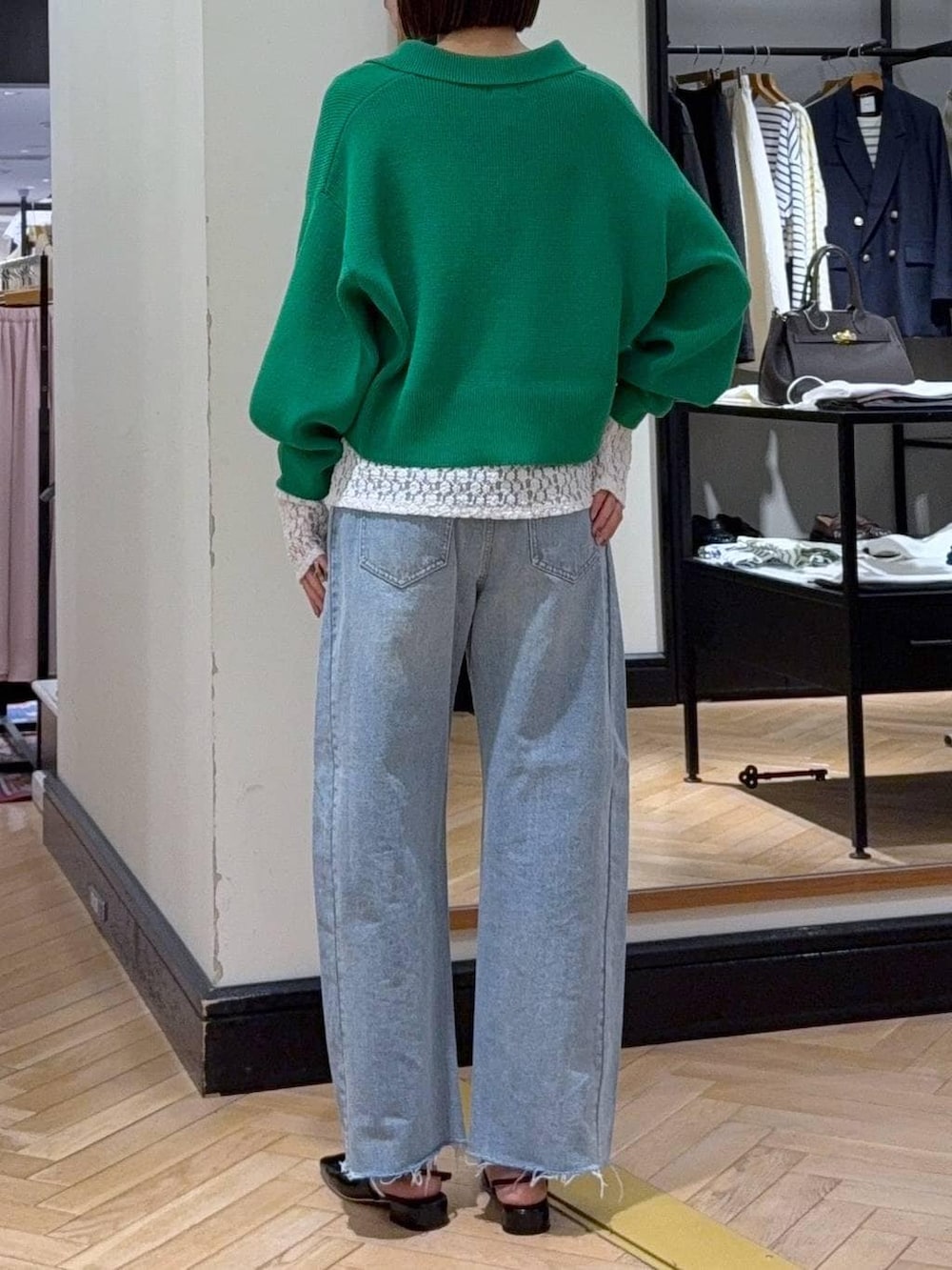 ホワイト系のTシャツ/カットソー、ブラック系のショルダーバッグ、ブルー系のデニムパンツを着用したレディースの冬コーディネートの4枚目の写真