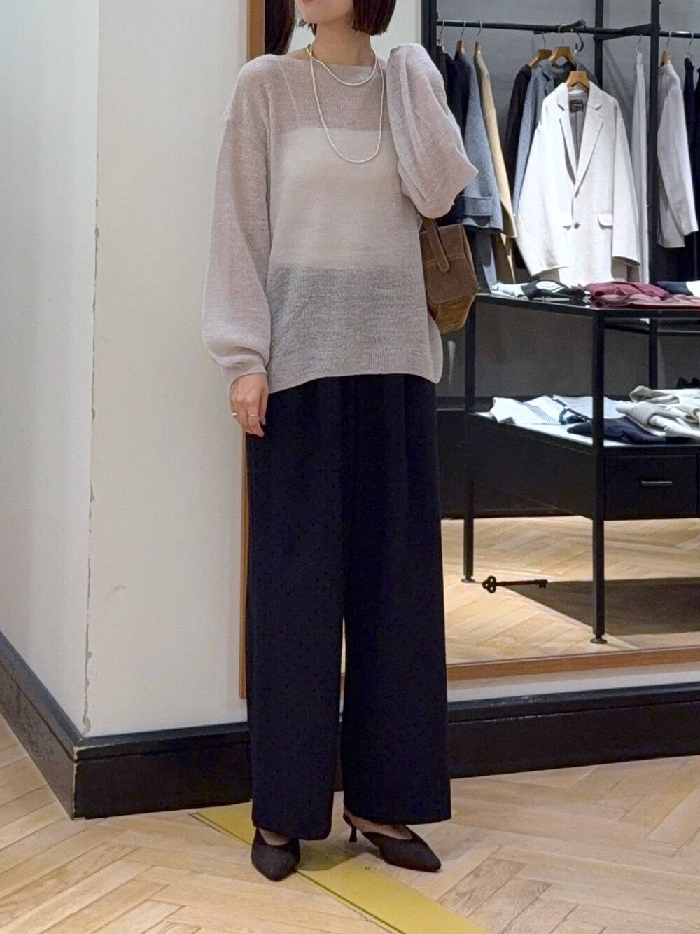 グレー系のその他アウター、ホワイト系のニット/セーター、ブラック系のスラックスを着用したレディースの秋コーディネートの8枚目の写真