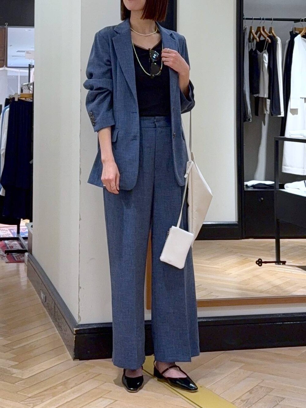 ブルー系のノーカラージャケット、ブルー系のその他パンツ、ブラック系のパンプスを着用したレディースの春コーディネートの2枚目の写真