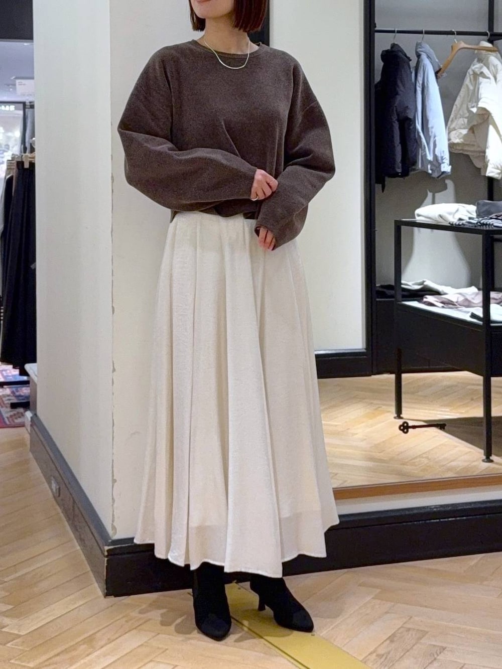 ブラウン系のニット/セーター、ブラック系のブルゾン、ブラック系のブーツを着用したレディースの秋コーディネートの8枚目の写真