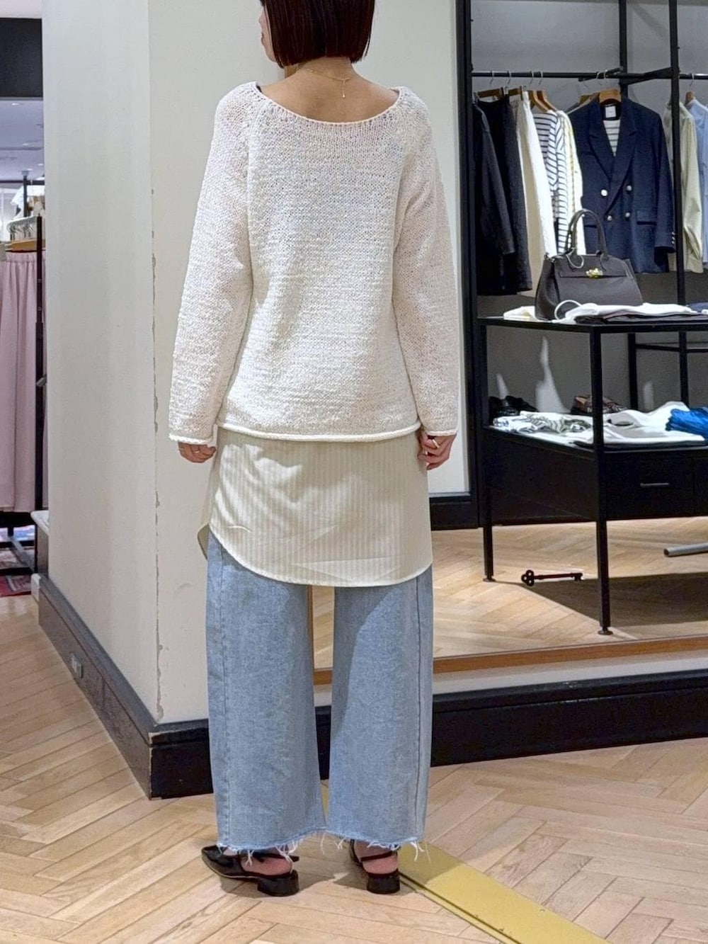 ブルー系のデニムパンツ、ホワイト系のニット/セーター、イエロー系のシャツ/ブラウスを着用したレディースの冬コーディネートの4枚目の写真