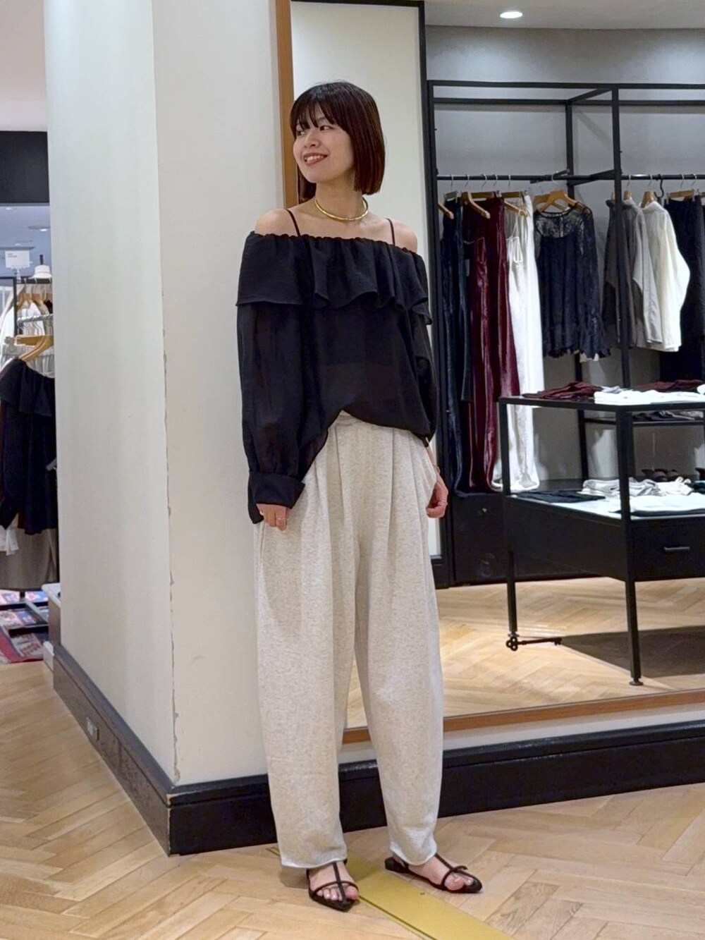 ブラウン系のサンダル、ブラック系のシャツ/ブラウス、グレー系のスウェットパンツを着用したレディースの夏コーディネートの3枚目の写真