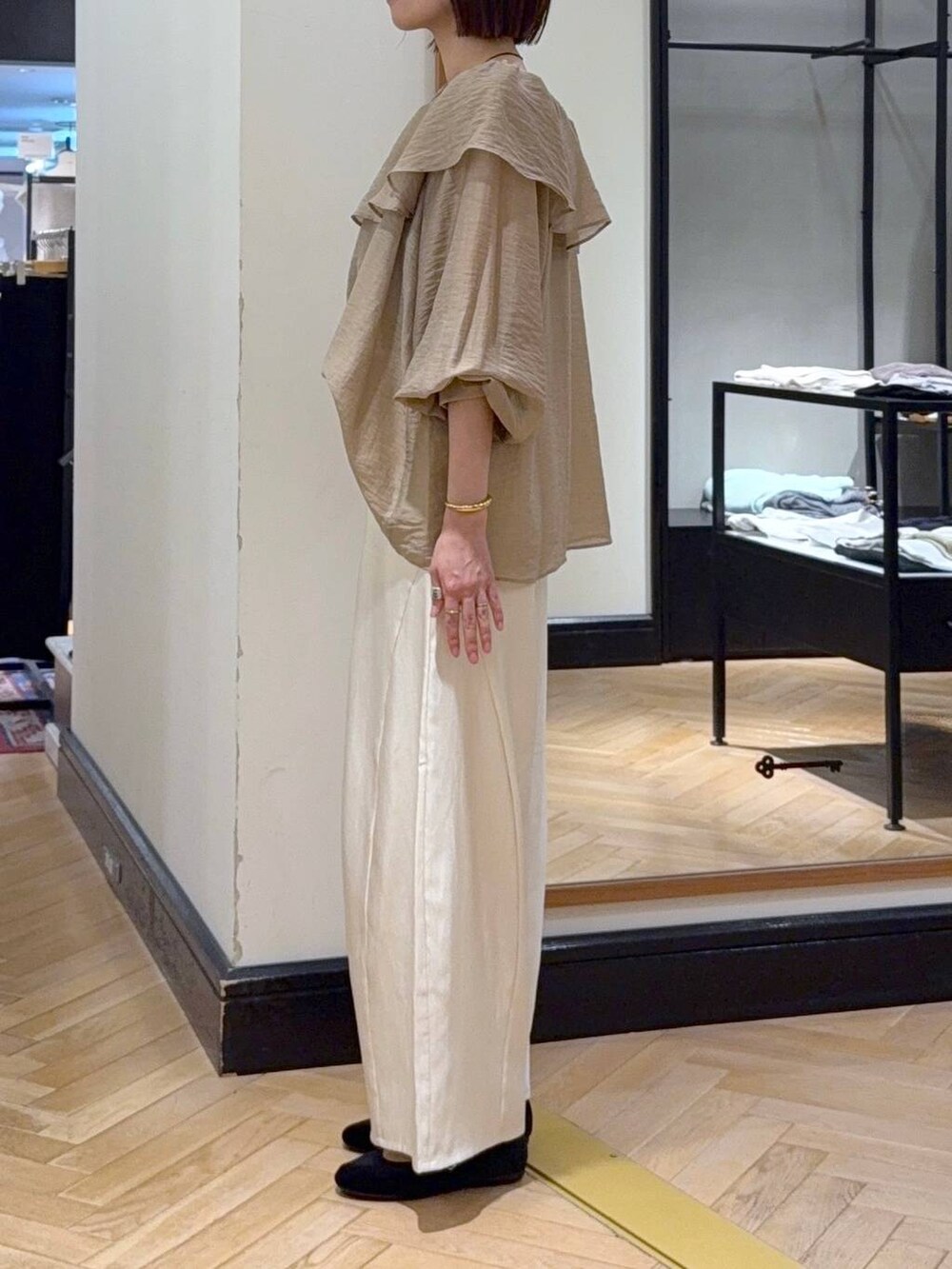 ホワイト系のその他パンツ、ブラック系のバレエシューズ、ブラック系のショルダーバッグを着用したレディースの秋コーディネートの3枚目の写真