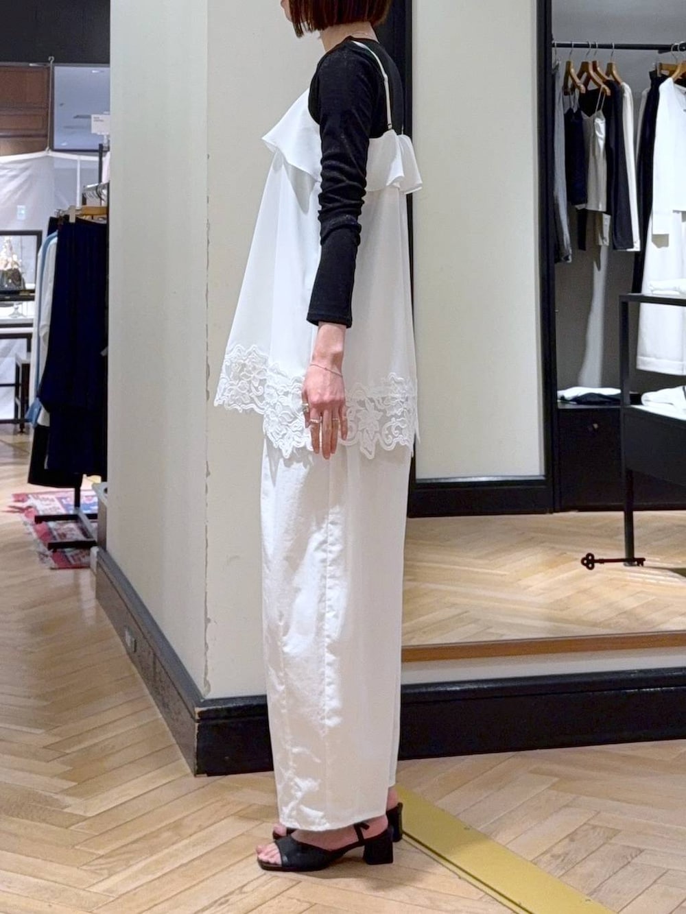 ブラック系のTシャツ/カットソー、グリーン系のショルダーバッグ、ホワイト系のキャミソールを着用したレディースの春コーディネートの3枚目の写真