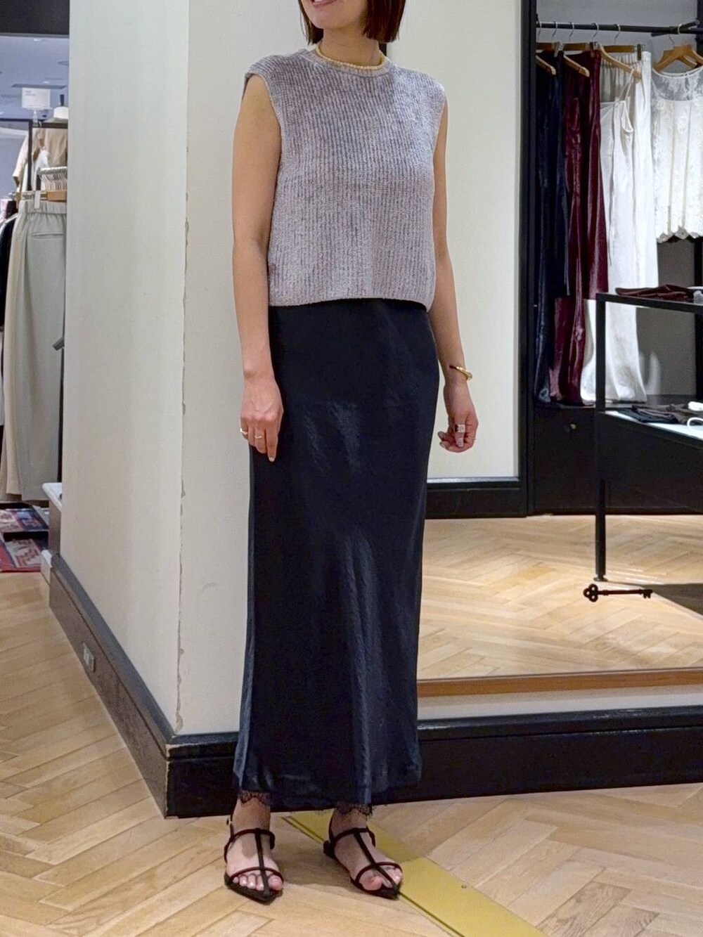 ブラウン系のサンダル、グレー系のニット/セーター、ブルー系のワンピースを着用したレディースの夏コーディネートの4枚目の写真