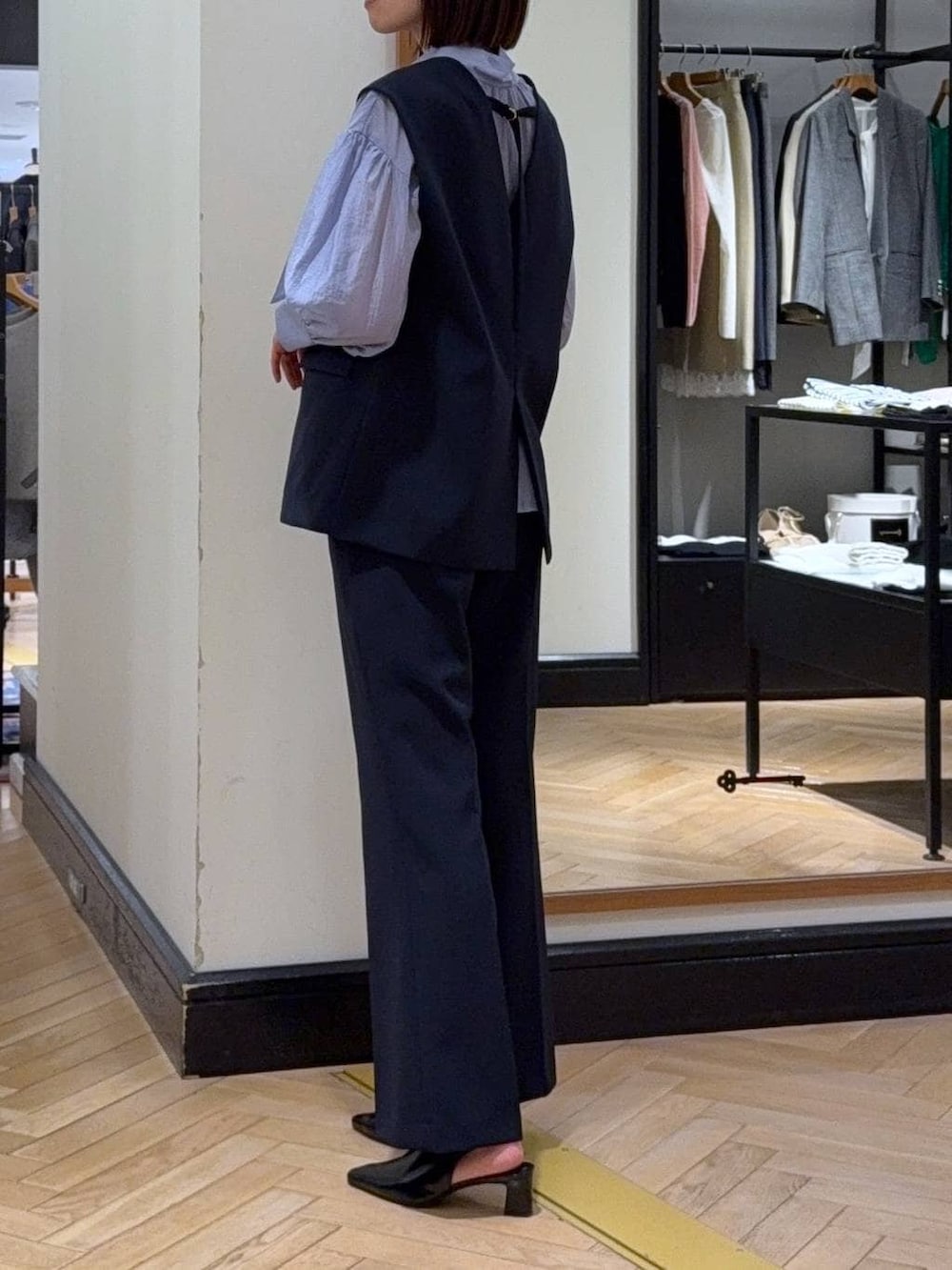 ブラック系のショルダーバッグ、ブルー系のシャツ/ブラウス、ブルー系のスーツセットを着用したレディースの冬コーディネートの4枚目の写真