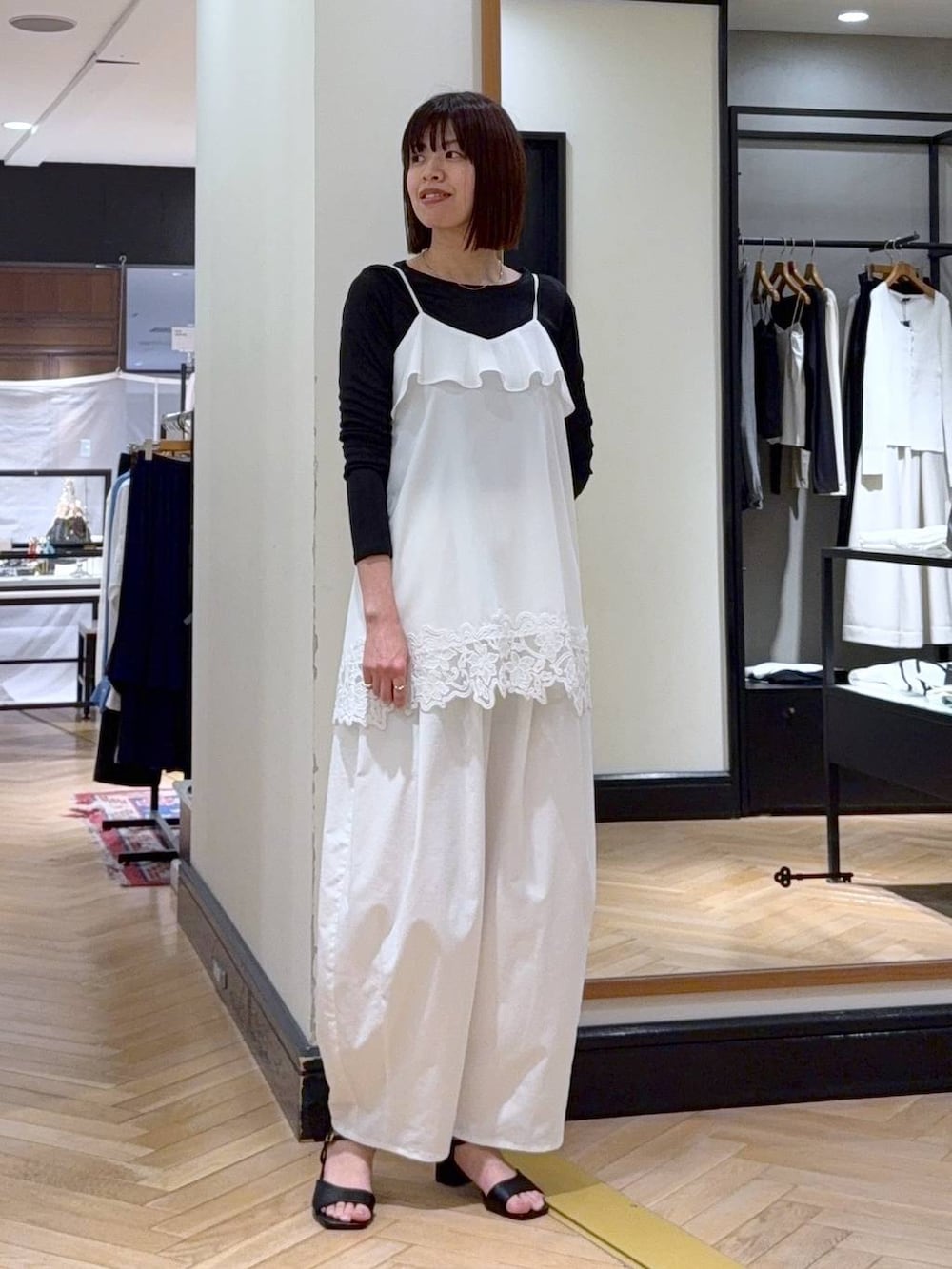 ブラック系のTシャツ/カットソー、グリーン系のショルダーバッグ、ホワイト系のキャミソールを着用したレディースの春コーディネートの2枚目の写真