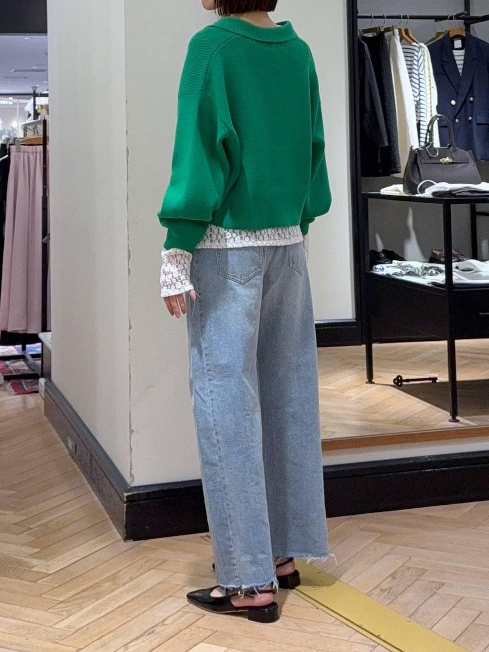 ホワイト系のTシャツ/カットソー、ブラック系のショルダーバッグ、ブルー系のデニムパンツを着用したレディースの冬コーディネートの3枚目の写真