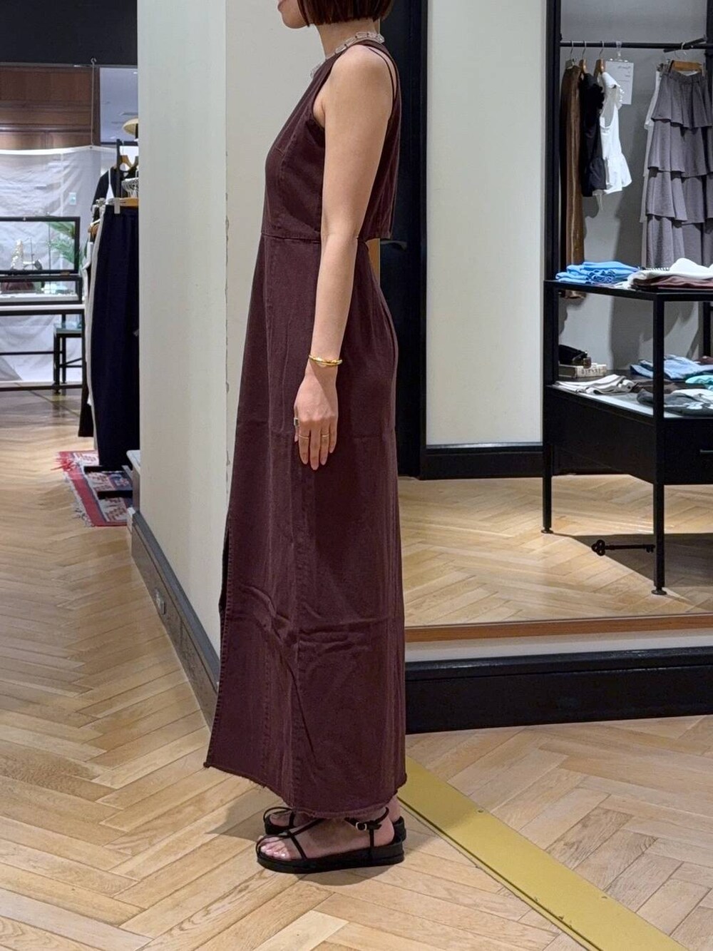 シルバー系のハンドバッグ、レッド系のワンピース、ホワイト系のサンダルを着用したレディースの夏コーディネートの7枚目の写真