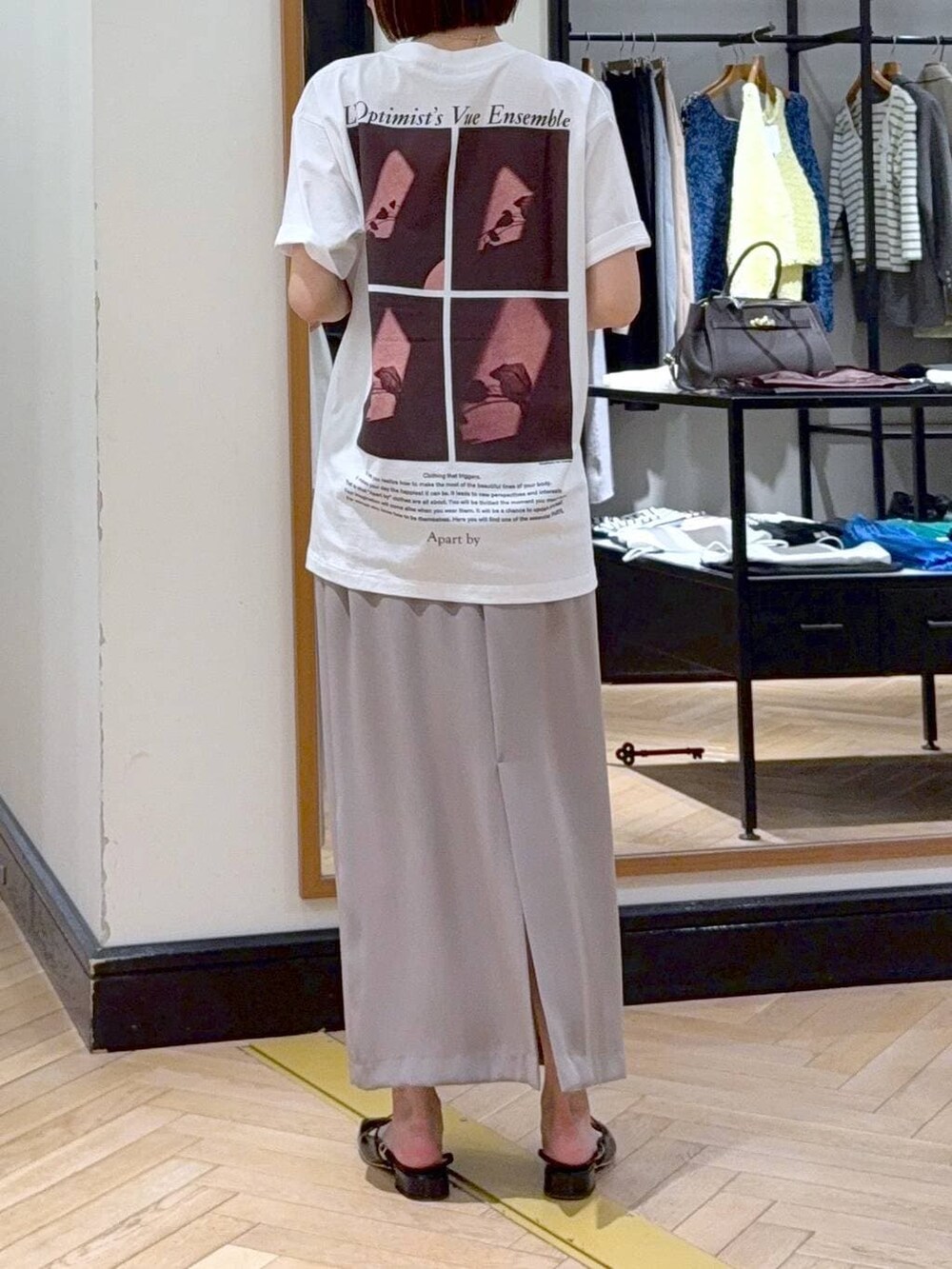 ブルー系のテーラードジャケット、ブラック系のパンプス、グレー系のスカートを着用したレディースの春コーディネートの7枚目の写真