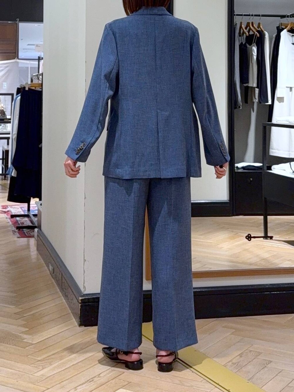 ブルー系のノーカラージャケット、ブルー系のその他パンツ、ブラック系のパンプスを着用したレディースの春コーディネートの5枚目の写真