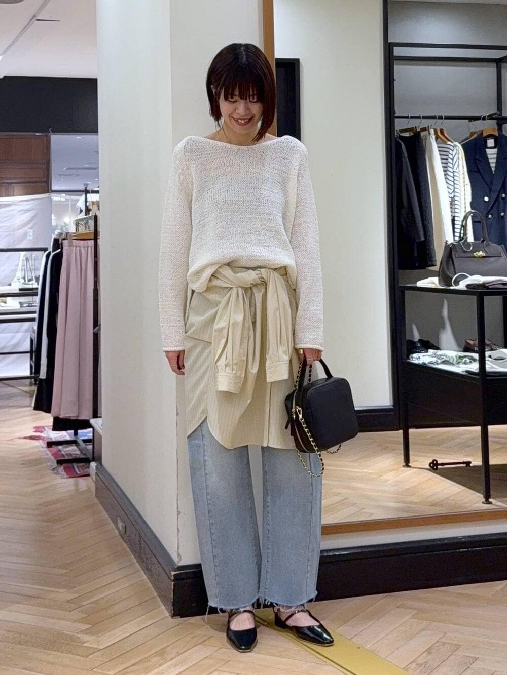 ブルー系のデニムパンツ、ホワイト系のニット/セーター、イエロー系のシャツ/ブラウスを着用したレディースの冬コーディネートの5枚目の写真